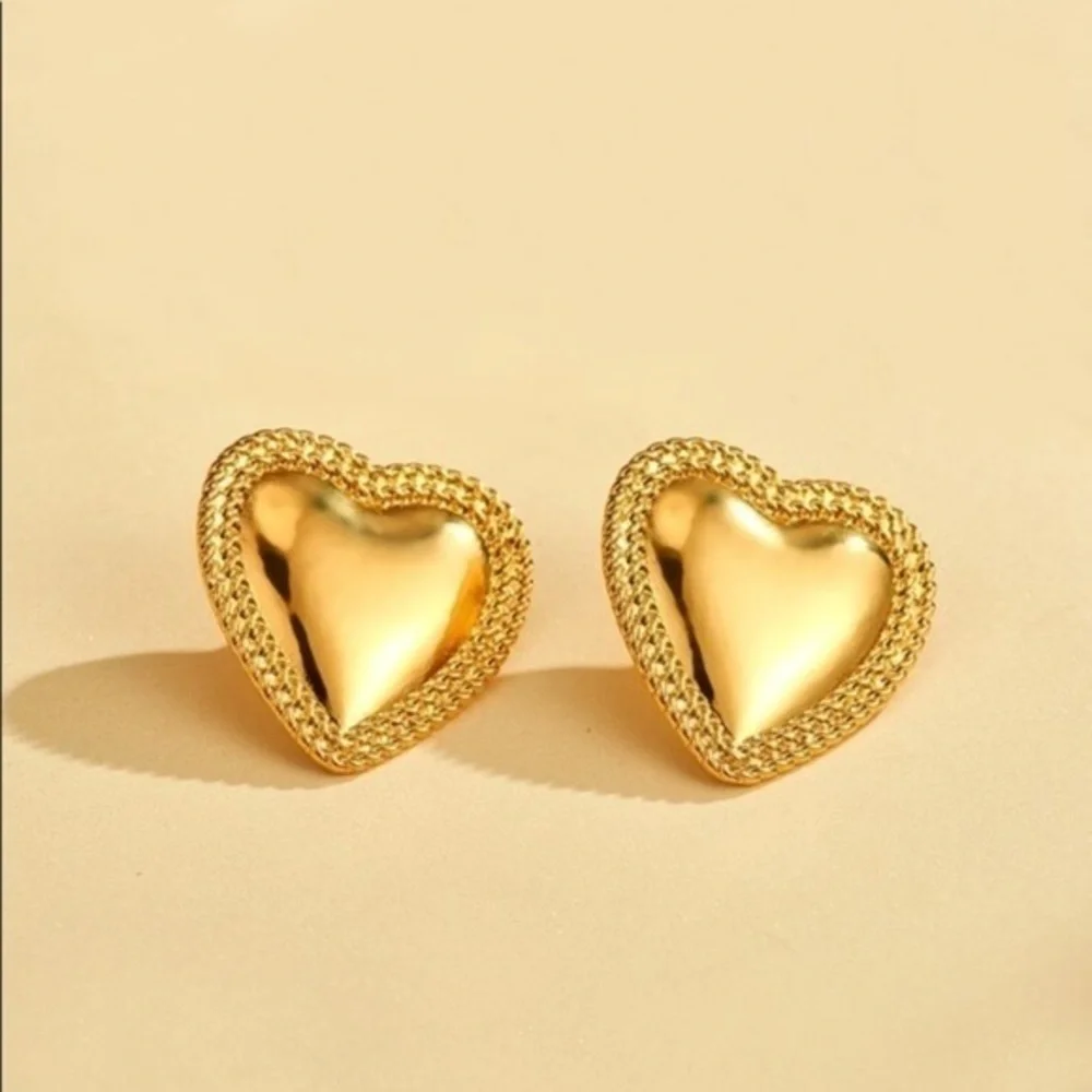 3/$30 💛 Heart Stud Earrings